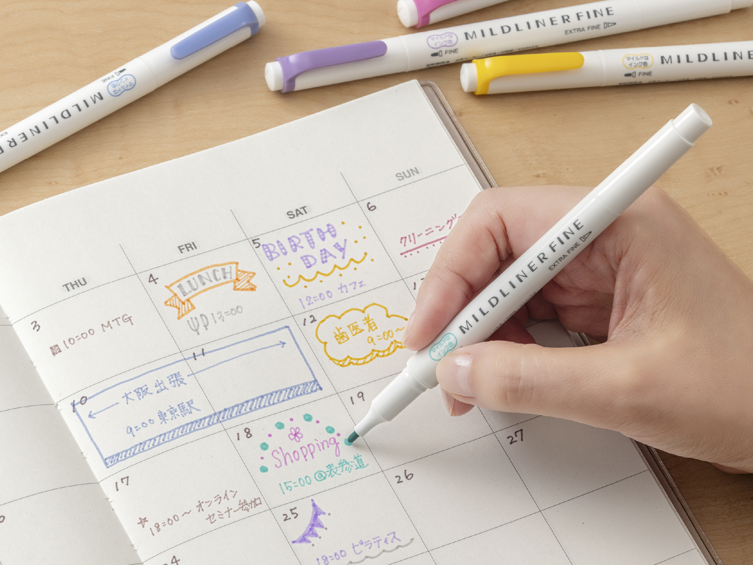 細いので手帳でも。穏やかな色合いなのでスッキリ見えるのも特徴かも